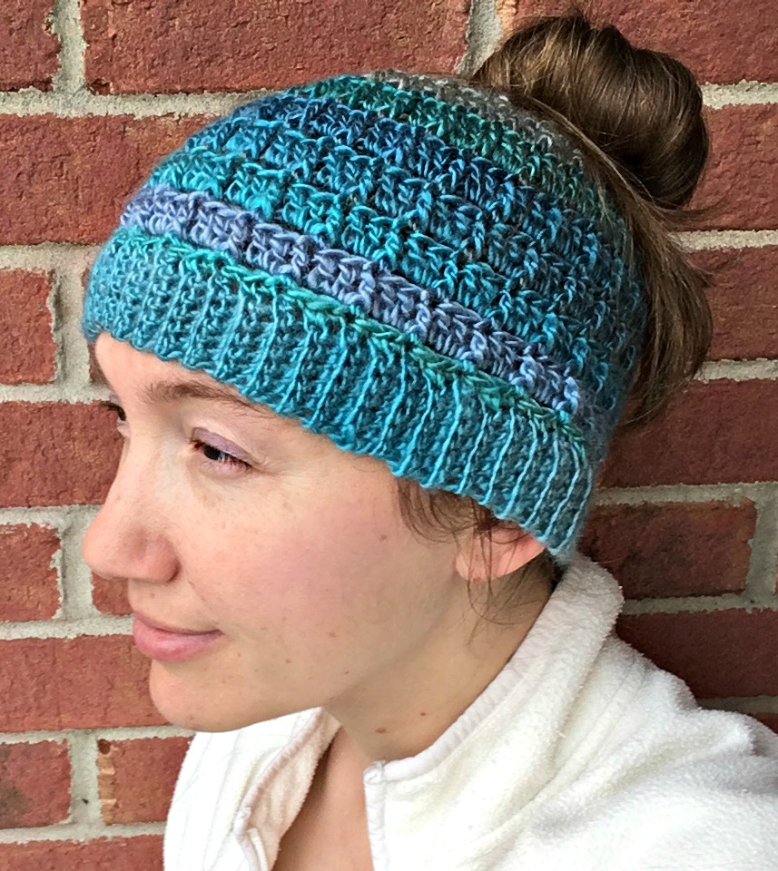 Love the texture on this messy bun hat! Free pattern!
