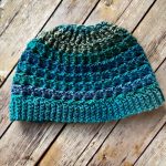 Free pattern! I love the texture of this messy bun hat!