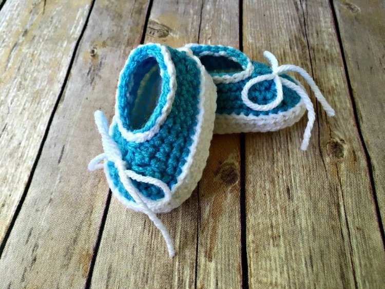 Free Crochet Pattern - Simple Baby Slip-On Booties