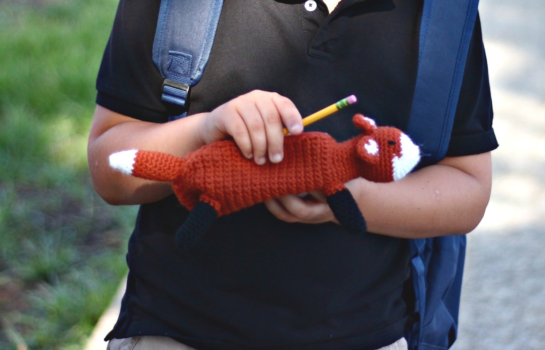 What a cute little pencil case! The fox pencil case is a FREE crochet pattern!