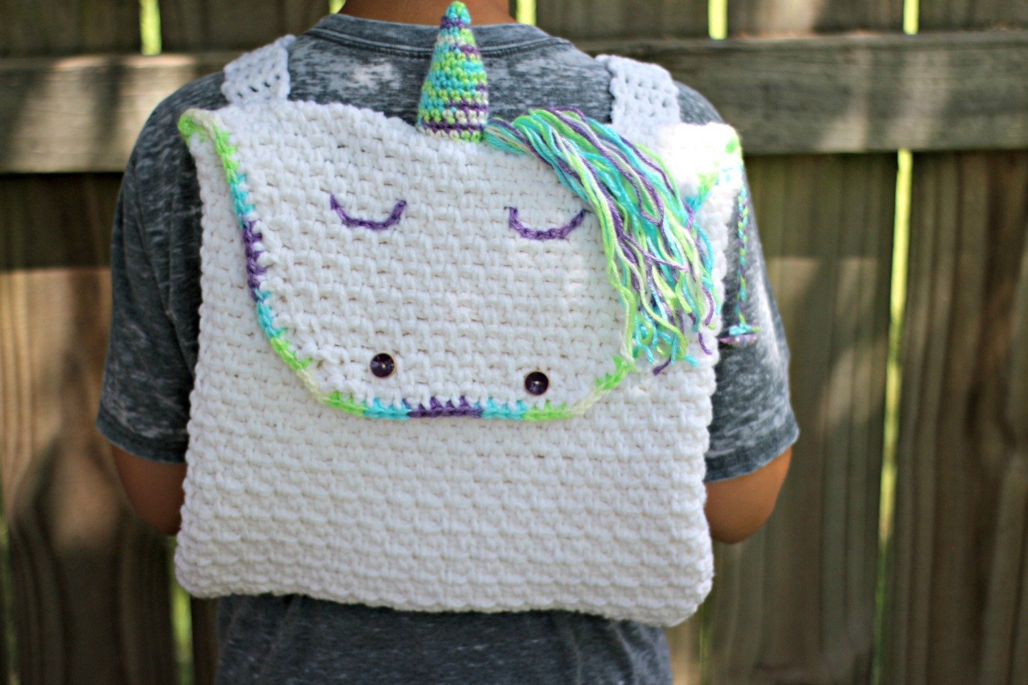 Crochet this easy and fast unicorn backpack with this free crochet pattern