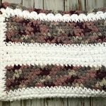 Beginner Crochet Baby Blanket - this free crochet pattern is perfect for absolute beginners! Made only of sc with a full video tutorial