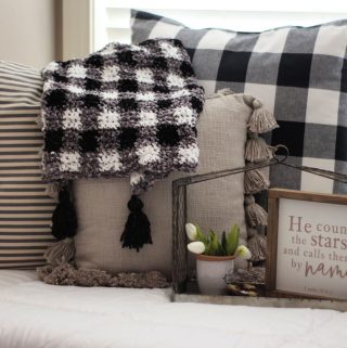I am SO in love with this velvet plaid blanket!!!! I can't wait to make it - free pattern for three sizes!